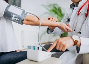 استفاده از دانش علمی برای تشخیص و درمان بیماری‌ها و بهبود کیفیت زندگی بیماران.
